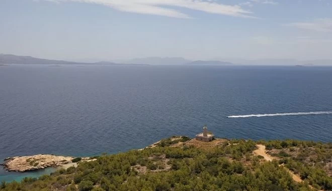 Κόγχη: Η απάνεμη κρυφή παραλία της Σαλαμίνας με τη φυσική πισίνα (βίντεο)